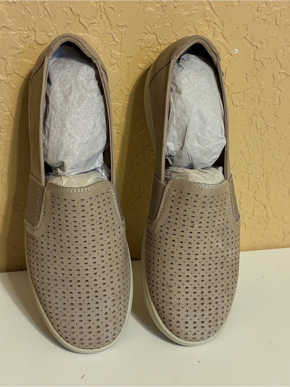 Earth Origins Elin laser-cut slip-on-size (11M) —Color-COCO- New Without